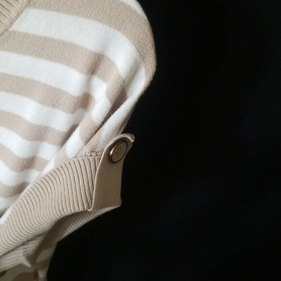 one A Women's pull over Top sz Medium - Picture 4 of 7